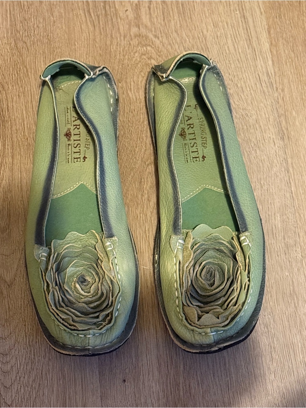 L'ARTISTE
Dezi Leather Floral Detail Slip On Loafers